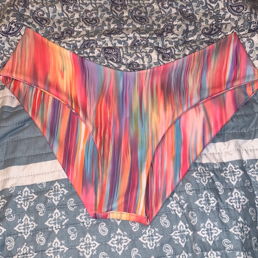 Seamless cheeky bathing suit